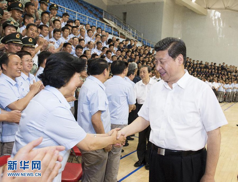 2013年6月11日，中共中央總書記、國家主席、中央軍委主席習近平在酒泉衛星發射中心觀看神舟十號載人飛船發射。這是習近平在飛船發射成功后親切接見參加這次任務的參研參試單位代表，向他們表示誠摯慰問。新華社記者 李學仁 攝