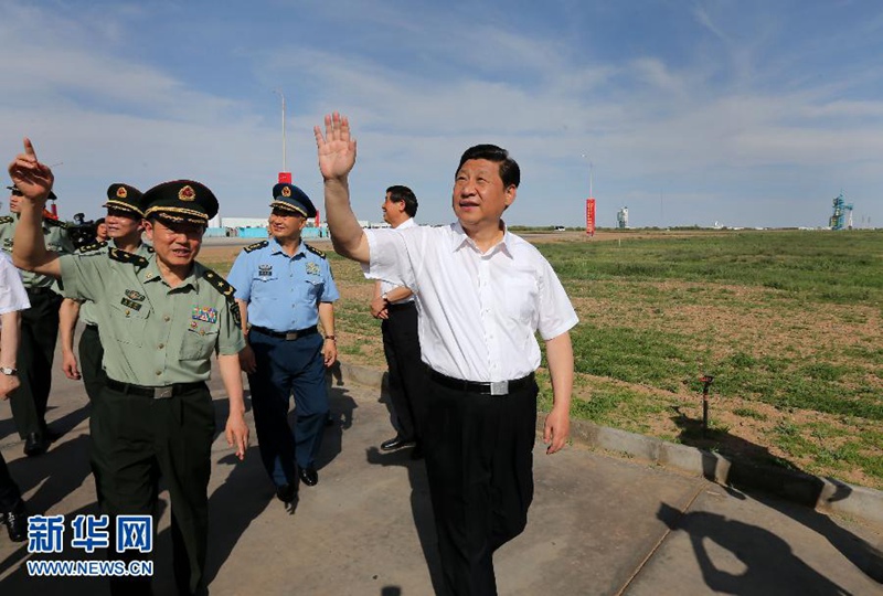 2013年6月11日，中共中央總書記、國家主席、中央軍委主席習(xí)近平在酒泉衛(wèi)星發(fā)射中心觀看神舟十號(hào)載人飛船發(fā)射。這是習(xí)近平在發(fā)射場向記者和工作人員招手致意。新華社記者 龐興雷 攝