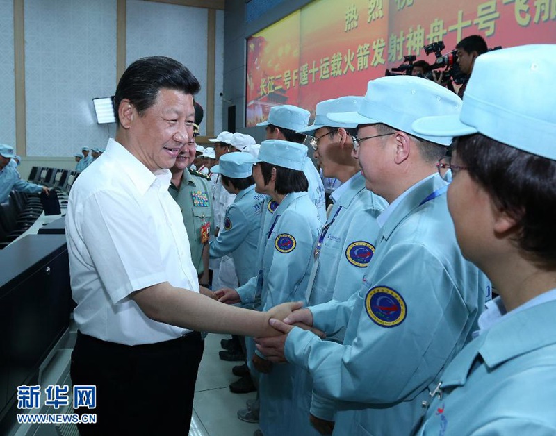 2013年6月11日，中共中央總書記、國(guó)家主席、中央軍委主席習(xí)近平在酒泉衛(wèi)星發(fā)射中心觀看神舟十號(hào)載人飛船發(fā)射。這是習(xí)近平在飛船發(fā)射成功后同現(xiàn)場(chǎng)指揮人員親切握手，向他們表示誠(chéng)摯慰問(wèn)。新華社記者 龐興雷 攝