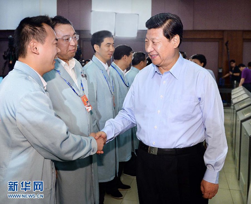 2013年6月24日，中共中央總書記、國家主席、中央軍委主席習近平來到北京航天飛行控制中心，同正在天宮一號執行任務的神舟十號航天員聶海勝、張曉光、王亞平親切通話。這是通話結束后，習近平同飛控大廳工作人員一一握手，致以問候。新華社記者 李濤 攝