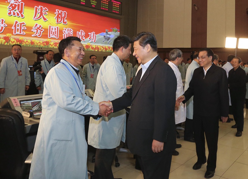 2013年12月15日，中共中央總書記、國家主席、中央軍委主席習(xí)近平，中共中央政治局常委、國務(wù)院總理李克強(qiáng)到北京航天飛行控制中心觀看嫦娥三號(hào)著陸器、巡視器互拍成像，向全體參研參試人員表示熱烈祝賀和誠摯慰問。新華社記者 丁 林?jǐn)z