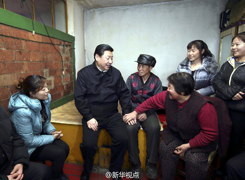 據新華社“新華視點”微博報道，74歲的郭永財在林業局工作了30年，6口人住在38平米簡陋平房裡。習近平踏雪走進他家，察地窖，摸火牆，坐炕頭，同老郭促膝談心。總書記對老郭一家人說，快過節了，知道你們生活有困難，我特地來看望你們。林業工人為國家作出了貢獻，黨和國家不會忘記大家。