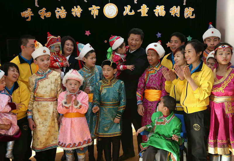 “我今年4 歲，是男孩”“我5歲……”在排練室，正在排練迎春節目的孤殘兒童們圍上來，紛紛向總書記自我介紹。習近平蹲下身來，疼愛地抱起一位小朋友?！案卸鞯男?，感謝有你……”孩子們邊做手勢，邊齊聲唱起《感恩的心》。歌聲悠揚，不少人的眼眶濕潤了。習近平動情地說，有一顆感恩的心很重要，所有的人都要有感恩的心。希望福利院的孩子和祖國其他孩子一樣健康生活、幸福成長。這是我們最大的願望。我向福利院所有職工致以新春祝福，你們很辛苦，做的事情積善積德，很有意義，黨和政府、人民都感謝你們。