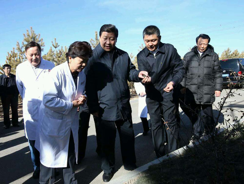 據新華社“新華視點”微博報道，“這些草可在零下30多度存活，還特別節水。”和信園蒙草抗旱綠化股份有限公司溫室內，企業負責人向習近平介紹馴化培育的長青石竹、山丹、紫羊茅等耐旱耐寒草，總書記印象深刻。他說，綠化隻搞“奇花異草”是不可持續的，要走一條符合國情地情的綠化之路。