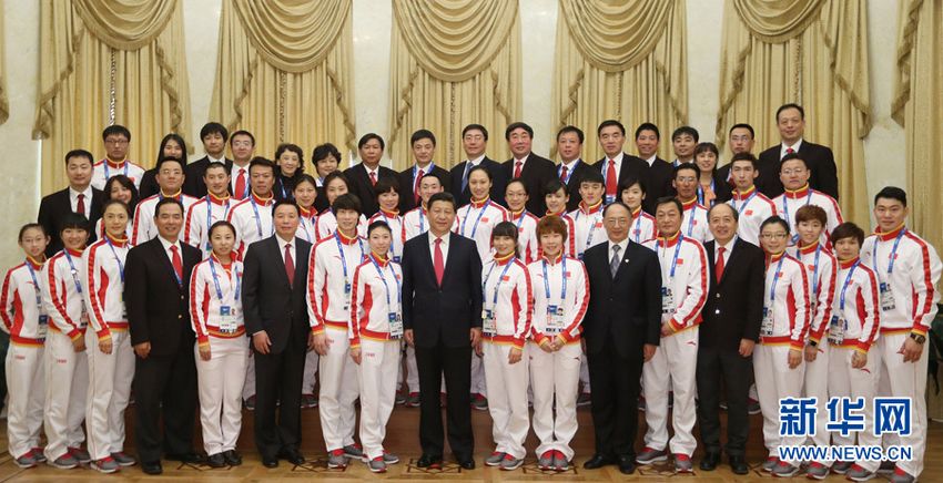 2月7日，中共中央總書記、國家主席、中央軍委主席習近平在俄羅斯索契親切看望參加第二十二屆冬季奧林匹克運動會的中國體育代表團。這是習近平同代表團成員集體合影。新華社記者 蘭紅光 攝