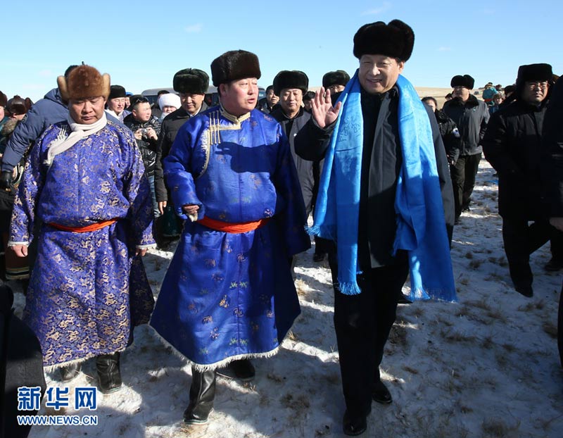 農(nóng)歷馬年春節(jié)即將到來之際，中共中央總書記、國家主席、中央軍委主席習(xí)近平近日來到內(nèi)蒙古，看望慰問各族干部群眾，向全國各族人民致以誠摯的新春祝福。這是1月27日，在錫林浩特市寶力根蘇木（鄉(xiāng)）冬季那達慕上，習(xí)近平向牧民們揮手問候。新華社記者 龐興雷 攝