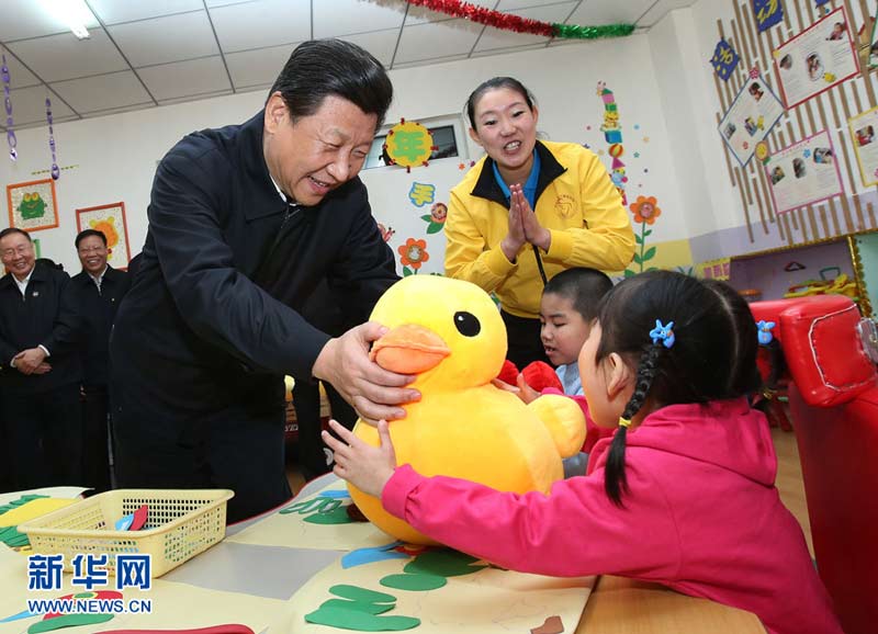 農歷馬年春節即將到來之際，中共中央總書記、國家主席、中央軍委主席習近平近日來到內蒙古，看望慰問各族干部群眾，向全國各族人民致以誠摯的新春祝福。這是1月28日，習近平來到呼和浩特市兒童福利院看望孩子們並贈送新春禮物。新華社記者 龐興雷 攝
