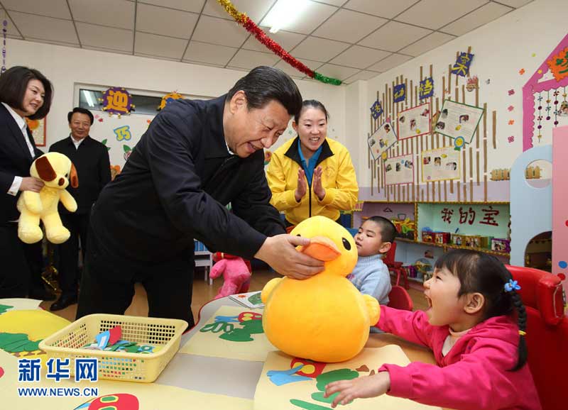 農歷馬年春節即將到來之際，中共中央總書記、國家主席、中央軍委主席習近平近日來到內蒙古，看望慰問各族干部群眾，向全國各族人民致以誠摯的新春祝福。這是1月28日，習近平來到呼和浩特市兒童福利院看望孩子們並贈送新春禮物。新華社記者 蘭紅光 攝