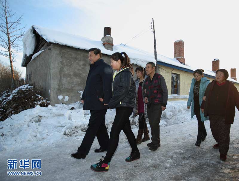 農歷馬年春節即將到來之際，中共中央總書記、國家主席、中央軍委主席習近平近日來到內蒙古，看望慰問各族干部群眾，向全國各族人民致以誠摯的新春祝福。這是1月26日，習近平冒著零下30多度的嚴寒，來到興安盟阿爾山市伊爾施鎮，看望慰問74歲的困難林業職工郭永財一家。新華社記者 蘭紅光 攝