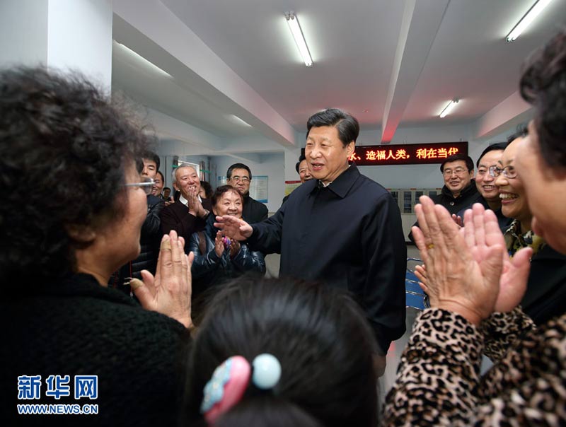 農歷馬年春節即將到來之際，中共中央總書記、國家主席、中央軍委主席習近平近日來到內蒙古，看望慰問各族干部群眾，向全國各族人民致以誠摯的新春祝福。這是1月27日，習近平在錫林浩特市楚古蘭街道愛民社區同居民們親切交談。新華社記者 蘭紅光 攝