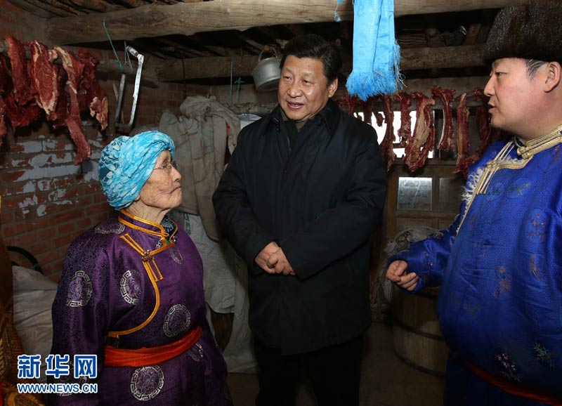 農(nóng)歷馬年春節(jié)即將到來之際，中共中央總書記、國(guó)家主席、中央軍委主席習(xí)近平近日來到內(nèi)蒙古，看望慰問各族干部群眾，向全國(guó)各族人民致以誠摯的新春祝福。這是1月27日，習(xí)近平在錫林郭勒盟81歲的牧民瑪吉格家了解生活情況。新華社記者 龐興雷 攝