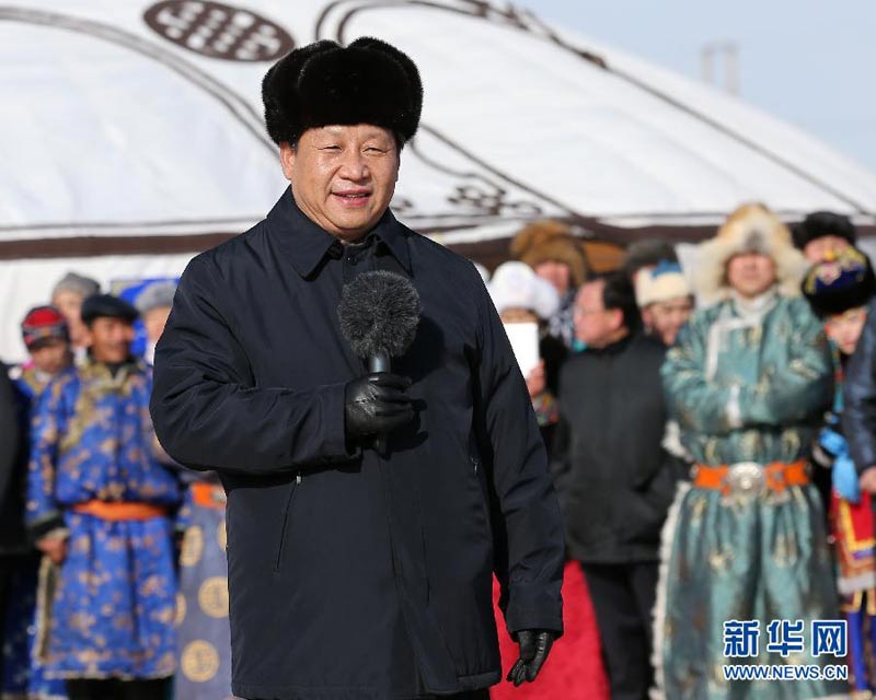 農歷馬年來臨前夕，中共中央總書記、國家主席、中央軍委主席習近平冒著嚴寒來到內蒙古錫林郭勒草原看望慰問各族各界群眾。在冬季那達慕活動現場，習近平在為當地牧民祈福時，向全國各族人民、港澳臺同胞、全球華人華僑拜年，致以新春祝福。新華社記者 龐興雷 攝