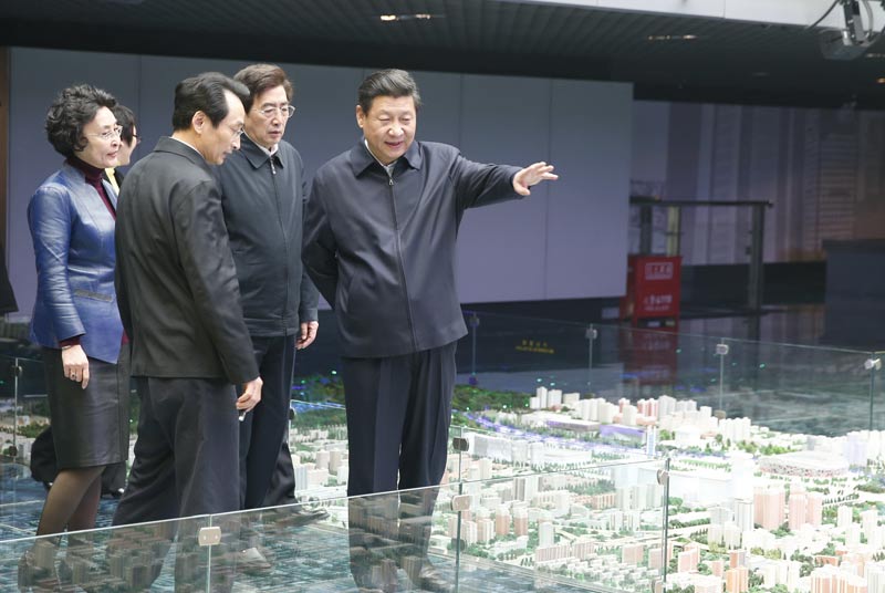 中共中央總書記、國家主席、中央軍委主席習(xí)近平近日在北京市考察。這是習(xí)近平在市規(guī)劃展覽館了解北京城市總體規(guī)劃。 新華社記者 鞠鵬 攝