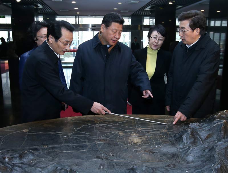 中共中央總書記、國家主席、中央軍委主席習近平近日在北京市考察。這是習近平在市規劃展覽館了解北京地理環境。 新華社記者 龐興雷 攝