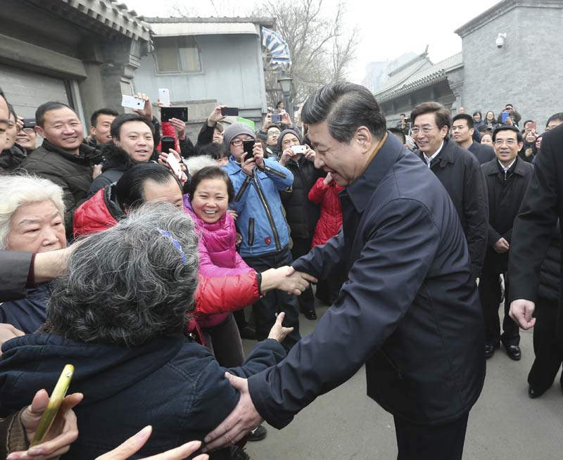 中共中央總書記、國家主席、中央軍委主席習近平近日在北京市考察。這是習近平在東城區考察玉河歷史文化風貌保護項目時與群眾熱情握手。新華社記者 丁林 攝