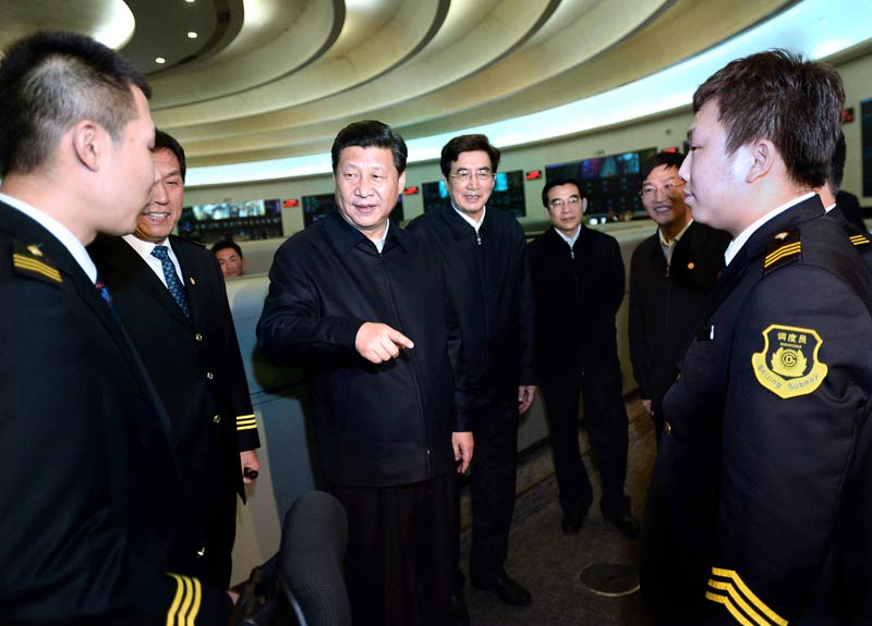 中共中央總書記、國家主席、中央軍委主席習近平近日在北京市考察。這是習近平在市軌道交通指揮中心調度指揮大廳向工作人員了解軌道交通運行情況。新華社記者 李濤 攝