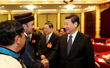 堅決反對一切危害各民族大團結的言行
4日下午,習近平參加了少數民族界委員聯組會。習近平認真聽取大家發言,不時插話同委員們討論,詢問有關情況。習近平在講話中指出,我國是統一的多民族國家,民族工作關乎大局。堅持中國特色社會主義道路,是新形勢下做好民族工作必須牢牢把握的正確政治方向。【詳細】
人民網、新華網有少數民族語言版本嗎?
“幾個民族的文字都有?”“都有。”“各個自治區的官方網站都有少數民族文字版本嗎?”“都有”……當中央民族大學黨委書記鄂義太委員建議加大對少數民族文字互聯網的扶持力度時,總書記關切地詢問有關情況。【詳細】