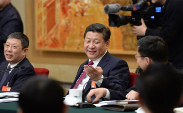 夢想就像中國足球 想了才有可能
3月5日下午,習近平總書記來到上海代表團,與代表們一起審議政府工作報告。總書記談到,中國五千年文明是世界文化的河流中唯一沒有干涸斷流的文明。我們建設中國特色社會主義文化,樹立核心價值觀,必須弘揚民族傳統文化,去找我們的精氣神。文化的軟實力是國家強盛的外在標志。廖昌永講到的夢想中國的歌劇能夠到世界舞臺上去,這些事情我們要作為一個追求目標去做。就跟我談中國足球一樣,看起來比較遙遠,但是還得講啊,你沒有這個夢想,也不去想,就根本達不到,你想了才有這可能。
要種苗圃而不是做盆景 自貿區開局良好、運行有序。習近平總書記提出要求,自貿區建設就是要建成制度創新的高地,做到可復制可推廣,而不是政策洼地,要種苗圃而不是做盆景。深化國企改革是篇大文章 “深化國企改革是篇大文章。”習近平對大家說,國有企業不僅不能削弱,還要加強,要在深化改革中自我完善,要鳳凰涅重生,不能不思進取、不思改革、抱殘守缺,要切實擔當起社會責任,樹立良好形象。社會治理的重心必須落到城鄉社區 聽了朱國萍的故事,總書記十分感慨:朱國萍講到的創新社會管理,故事講得好、很生動,大家都愛聽故事。“基礎不牢,地動山搖。社會治理的重心必須落到城鄉社區,社區服務和管理能力強了,社區就實了。我們國家的真正穩定,靠我們基層的同志。”調侃曹可凡變瘦:就像上海政府瘦身 審議結束后,總書記與代表們一一握手告別,看到曹可凡代表時,總書記關心地問,“好像瘦下來了嘛!看來你和上海的政府一樣,瘦身成效明顯啊!”
【詳細】