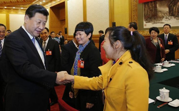 要繼續發揚敢為人先的精神
6日上午,習近平總書記在廣東代表團參加審議。習近平作了重要講話。他指出,30多年來,廣東在改革開放中很好發揮了窗口作用、試驗作用、排頭兵作用。要繼續發揚敢為人先的精神,勇于先行先試,大膽實踐探索,堅持社會主義市場經濟改革方向,加快完善現代市場體系,加快轉變政府職能,協同推進各領域改革,實施更加積極主動的開放戰略。我首次到地方考察調研就選擇廣東 習近平說,爬坡邁坎、敢于改革,廣東是有傳統的。十八大后,我首次到地方考察調研就選擇廣東,就是要在改革開放得風氣之先的地方,回顧30多年歷程,進一步宣示把改革開放繼續向前推進的決心。希望廣東繼續在全面深化改革中走在前列。深圳的發展是一個奇跡 習近平說,深圳的發展是一個奇跡。1978年我去的時候還是一個漁村,現在變成這么一個了不起的城市。我們生長的時代是一個令人激動的時代。面臨改革大潮,我們要做改革的弄潮兒,要有強烈的歷史擔當精神。革命戰爭年代沖鋒陷陣、英勇獻身,現在,就是要勇于改革、善于改革。談結構調整:騰籠換鳥、鳳凰涅槃 總書記談到結構調整問題時,用了“騰籠換鳥、鳳凰涅槃”八個字。他說,騰籠不是空籠,要先立后破,還要研究“新鳥”進籠“老鳥”去哪。要著力推動產業優化升級,充分發揮創新驅動作用,走綠色發展之路,努力實現鳳凰涅槃。【詳細】