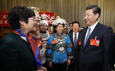 “多彩貴州”就是要追求豐富多彩
習近平7日上午參加貴州團審議,聽到大家關于生態文明建設的發言,習近平說,“多彩貴州”就是要追求豐富多彩。他詳細詢問了貴州淘汰落后產能、治理石漠化等情況。可以制作貴州的“空氣罐頭” 陳敏爾代表自豪地說,我們貴州PM2.5平均值都在50以下,空氣就是人氣,人氣有了財氣就來了。總書記表示,空氣質量直接關系到廣大群眾的幸福感。總書記幽默地說,將來可以制作貴州的“空氣罐頭”。代表們發出會心的笑聲。
回憶農村插隊歲月 對貧困群眾有天然感情 習近平在參加貴州團審議時,深情回憶起自己在農村插隊的歲月。他表示,插隊的經歷,讓我對貧困群眾有天然的感情,現在生活越來越好了,心里更惦念貧困地區的人民群眾。總書記說,干部要看真貧、扶真貧、真扶貧,使貧困地區群眾不斷得到實惠。【詳細】