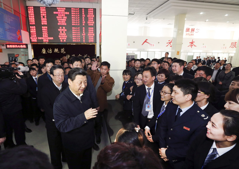 3月17日至18日，中共中央總書記、國家主席、中央軍委主席習近平在河南省蘭考縣調研指導黨的群眾路線教育實踐活動。這是3月17日，習近平在視察縣為民服務中心辦事大廳時同現場群眾和工作人員交流。 新華社記者丁林攝