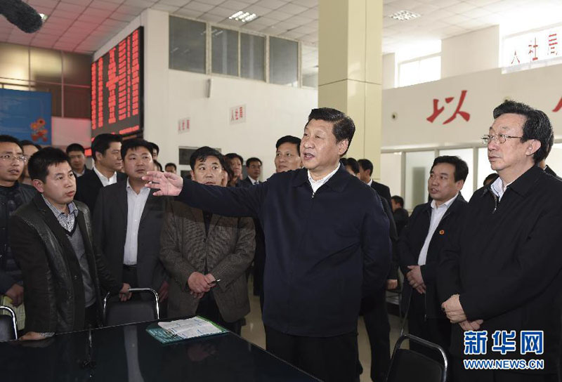 3月17日至18日，中共中央總書記、國家主席、中央軍委主席習近平在河南省蘭考縣調研指導黨的群眾路線教育實踐活動。這是3月17日，習近平在視察縣為民服務中心辦事大廳時同現場群眾和工作人員交流。 新華社記者李學仁攝