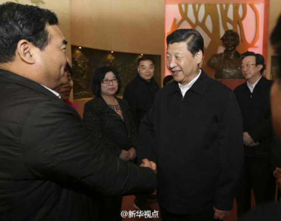習近平在紀念館會見了焦裕祿的5個子女和當地部分焦裕祿式的好干部。聽二女兒焦守雲說省裡拍了一部介紹焦裕祿的紀錄片，他馬上轉頭叮囑中組部領導：“紀錄片可作為教材?！彼f，時隔5年再來蘭考，再看紀念館和事跡展，仍很感動、很受教育。