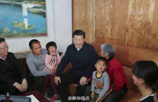 習近平來到當年蘭考最大風沙口——東壩頭鄉張莊村，走進村民家看望，同干部群眾座談，圍繞怎麼開展群眾路線教育實踐活動，把黨群關系、干群關系搞得更好，使黨的作風更適應為人民服務的要求等，聽取干部群眾的意見和建議。 