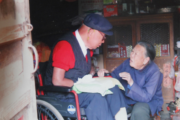 朱彥夫關心村中老人。（資料圖）