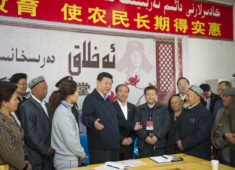 4月27日至30日，中共中央總書記、國家主席、中央軍委主席習(xí)近平在新疆考察。這是4月28日上午，習(xí)近平在疏附縣托克扎克鎮(zhèn)阿亞格曼干村與村民交談。新華社記者 謝環(huán)馳 攝