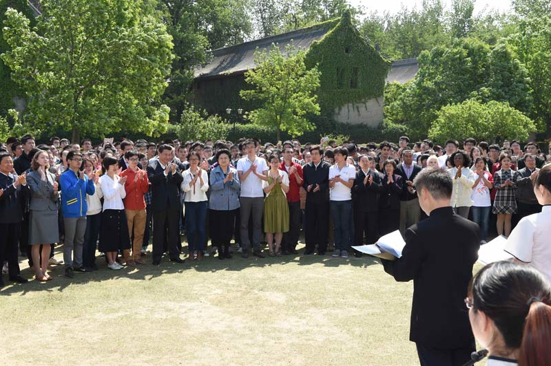 5月4日，中共中央總書記、國家主席、中央軍委主席習(xí)近平在北京大學(xué)考察。這是習(xí)近平在校園觀看北大師生紀(jì)念五四運(yùn)動(dòng)95周年青春詩會(huì)。新華社記者馬佔(zhàn)成攝