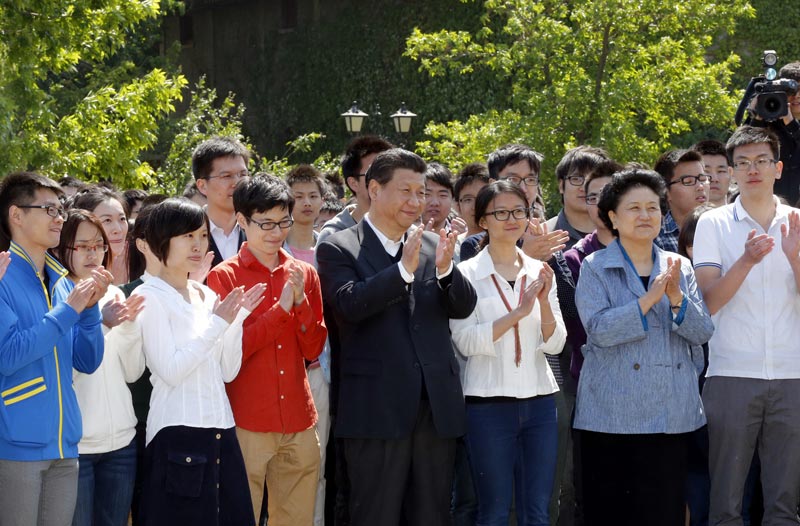 5月4日，中共中央總書記、國家主席、中央軍委主席習近平在北京大學考察。這是習近平在校園觀看北大師生紀念五四運動95周年青春詩會。新華社記者鞠鵬攝