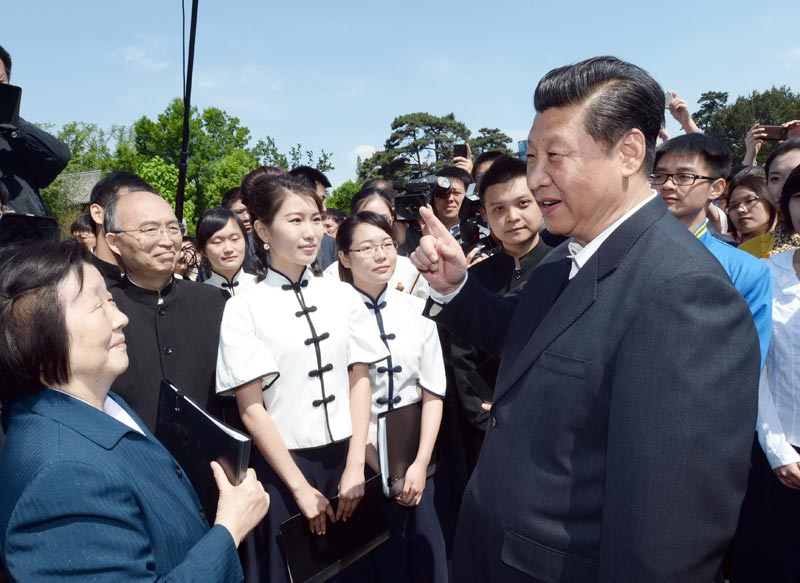 5月4日，中共中央總書記、國家主席、中央軍委主席習近平在北京大學考察。這是習近平在校園觀看北大師生紀念五四運動95周年青春詩會時同朗誦者親切交談。新華社記者馬佔成攝