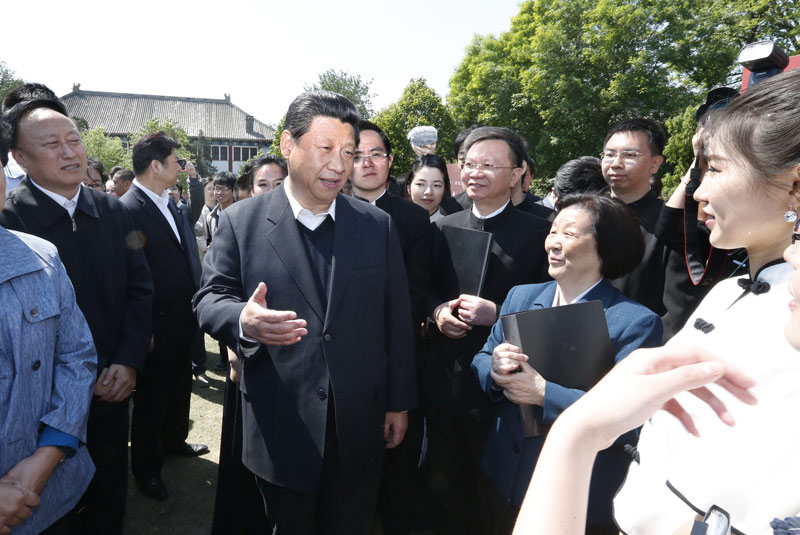 5月4日，中共中央總書記、國家主席、中央軍委主席習近平在北京大學考察。這是習近平在校園觀看北大師生紀念五四運動95周年青春詩會時同朗誦者親切交談。新華社記者鞠鵬攝