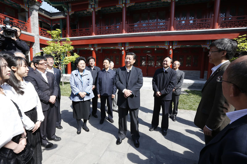 5月4日，中共中央總書記、國家主席、中央軍委主席習近平在北京大學考察。這是習近平在人文學苑同師生們交流。 新華社記者鞠鵬攝