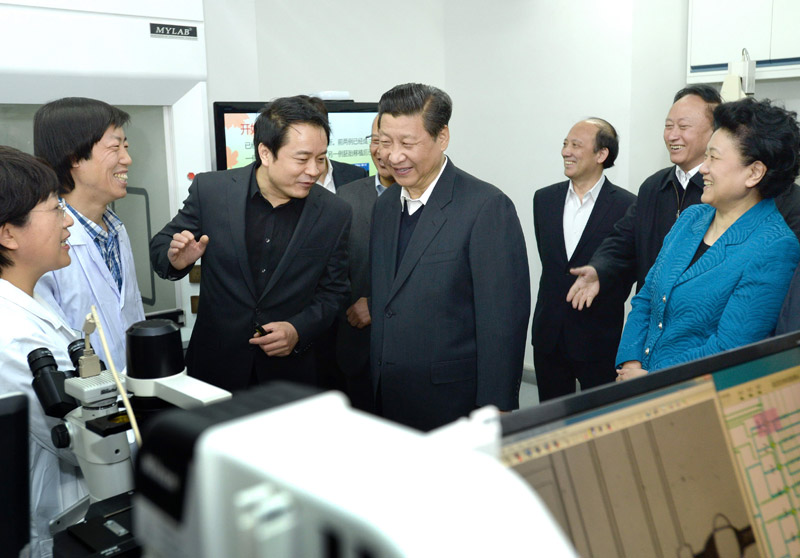 5月4日，中共中央總書記、國家主席、中央軍委主席習近平在北京大學考察。這是習近平在生物動態光學成像中心了解癌癥早期診斷研究應用情況。新華社記者馬佔成攝