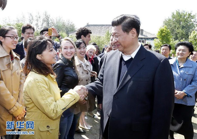 5月4日，中共中央總書記、國家主席、中央軍委主席習(xí)近平在北京大學(xué)考察。這是習(xí)近平在北大校園同留學(xué)生親切交談。 新華社記者鞠鵬攝