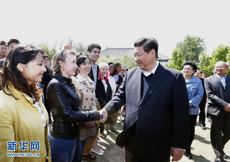 5月4日，中共中央總書記、國家主席、中央軍委主席習近平在北京大學考察。這是習近平在北大校園同留學生親切交談。 新華社記者鞠鵬攝
