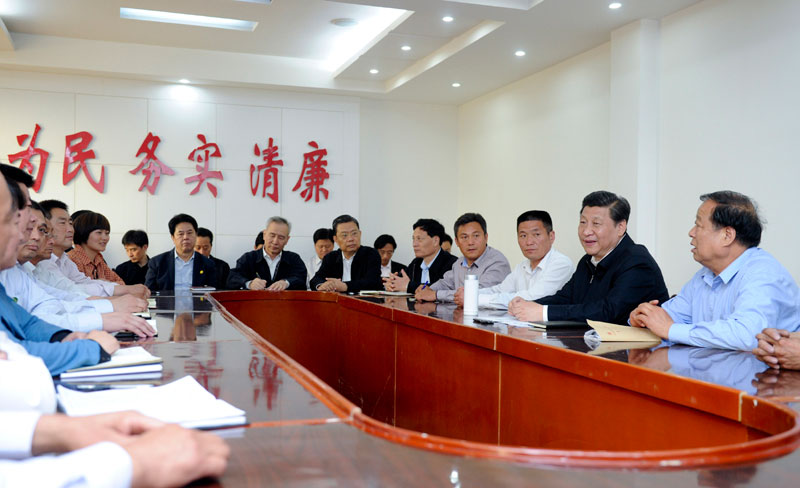 這是5月9日下午，習近平在尉氏縣張市鎮同鎮村干部和村民代表座談。新華社記者 張鐸 攝