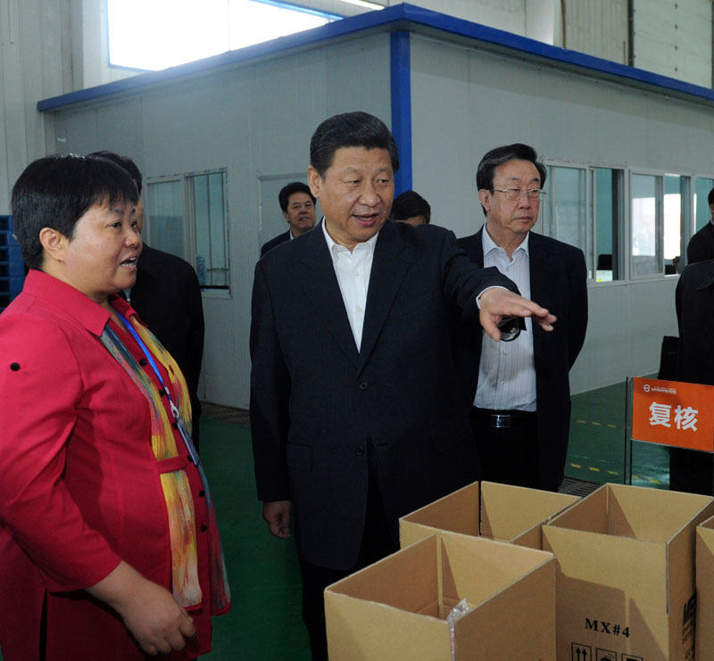 這是5月10日上午，習(xí)近平在河南保稅物流中心了解貨物裝配和查驗(yàn)情況。新華社記者 張鐸 攝