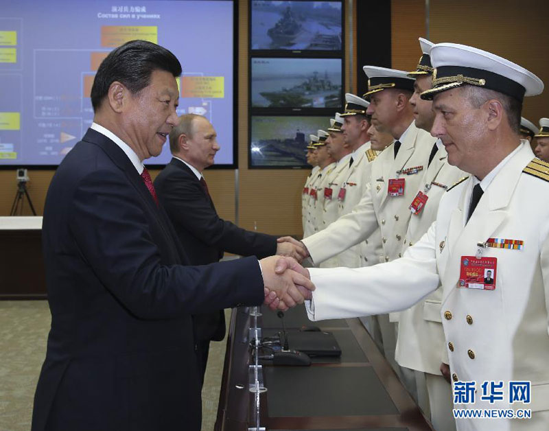5月20日，國家主席、中央軍委主席習近平在上海吳淞海軍軍港，同俄羅斯總統普京一起出席“海上聯合－2014”中俄海上聯合軍事演習開始儀式並看望兩國海軍官兵代表。這是儀式開始前，習近平和普京與雙方參演人員握手。新華社記者 蘭紅光 攝