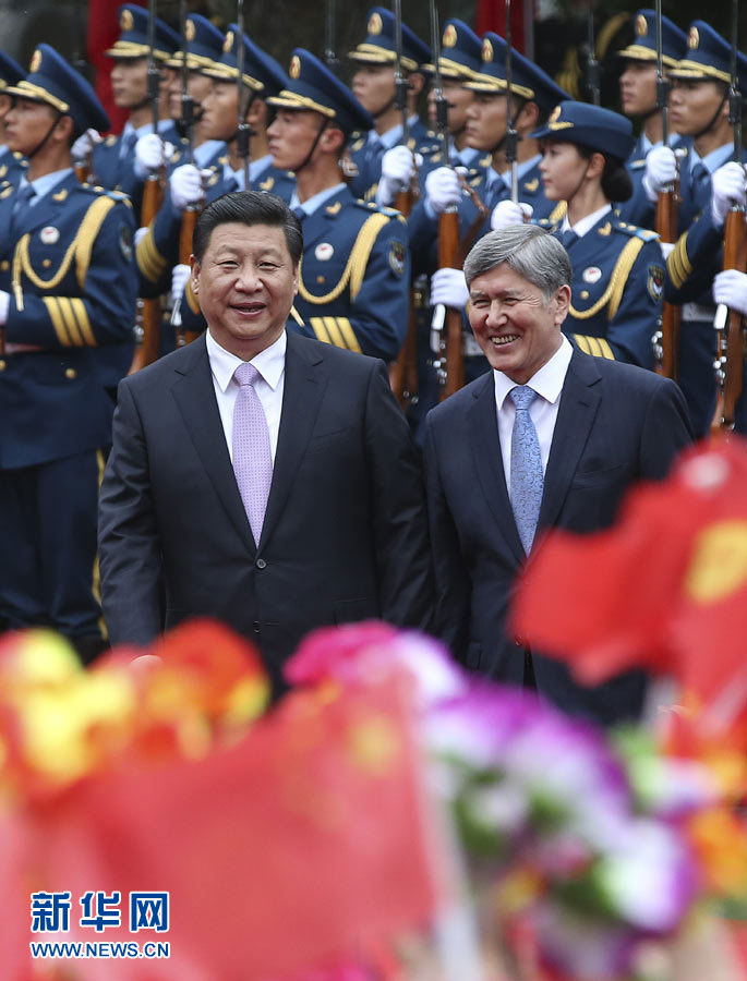 5月18日，國家主席習近平在上海同吉爾吉斯斯坦總統阿坦巴耶夫舉行會談。會談前，習近平在上海西郊會議中心廣場為阿坦巴耶夫舉行歡迎儀式。新華社記者 蘭紅光 攝