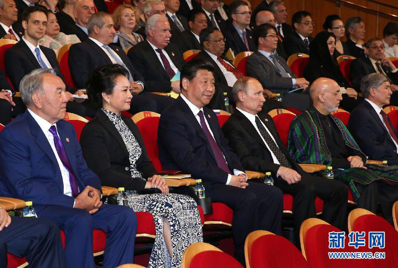 5月20日，國家主席習近平在上海國際會議中心舉行宴會，代表中國政府和人民，歡迎前來出席亞洲相互協(xié)作與信任措施會議第四次峰會的各國貴賓。歡迎宴會后，“團結(jié)和諧的亞洲－攜手向明天”－亞洲相互協(xié)作與信任措施會議第四次峰會文藝晚會在上海大劇院舉行。這是習近平和彭麗媛同與會各國貴賓共同觀看文藝晚會。新華社記者 龐興雷 攝