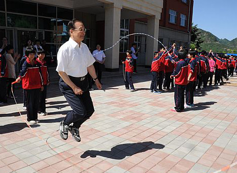 【組圖】溫家寶給河北中學(xué)生上地理課 跳繩打太極