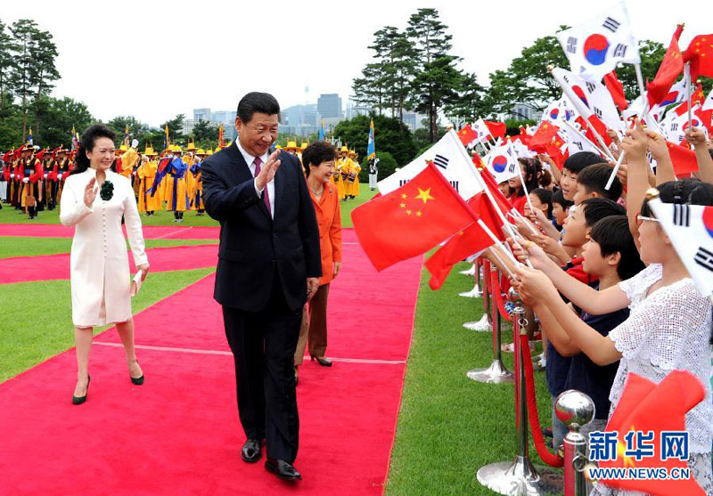 7月3日，國家主席習(xí)近平在首爾同韓國總統(tǒng)樸槿惠舉行會(huì)談。會(huì)談前，樸槿惠在青瓦臺(tái)總統(tǒng)府為習(xí)近平舉行隆重歡迎儀式。 新華社記者饒愛民攝