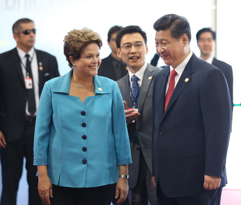 7月15日，國家主席習近平在巴西福塔萊薩出席金磚國家領導人第六次會晤。這是巴西總統羅塞夫迎接習近平主席。 新華社記者 蘭紅光 攝