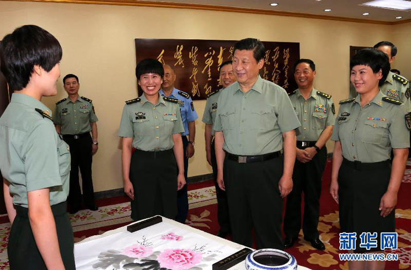 2013年7月29日，習近平與北京軍區某通信團六連正在進行才藝創作的官兵親切交談。李剛攝