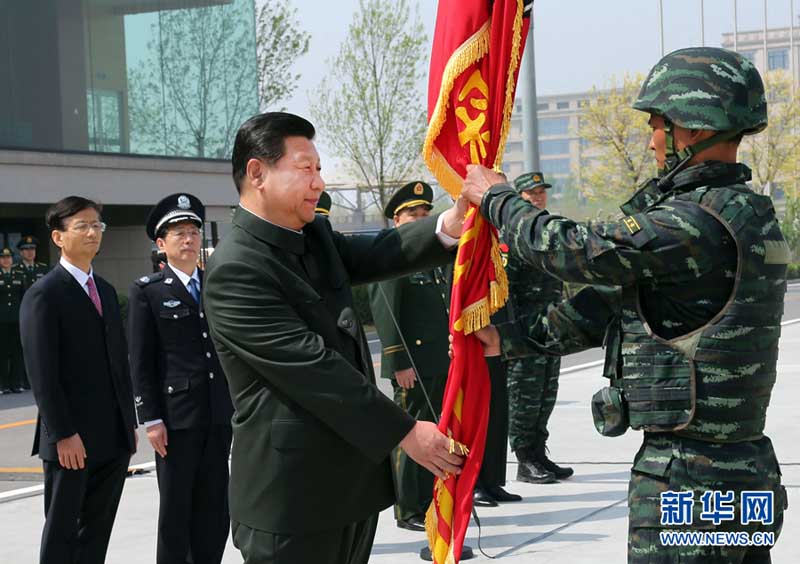 2014年4月9日，習(xí)近平視察中國人民武裝警察部隊(duì)特種警察學(xué)院並為“獵鷹突擊隊(duì)”授旗。李剛 攝