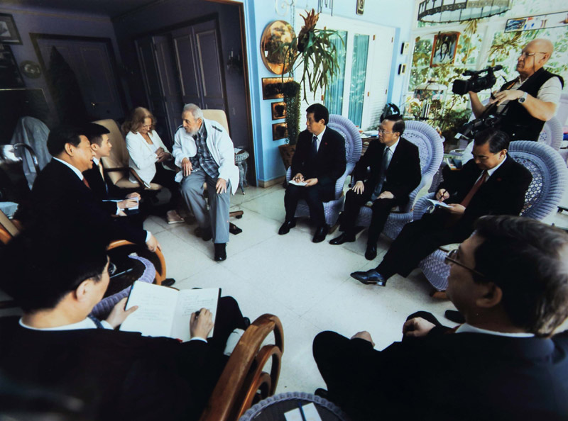 當?shù)貢r間7月22日，國家主席習近平在哈瓦那親切探望古巴革命領袖菲德爾·卡斯特羅。 新華社發(fā)
