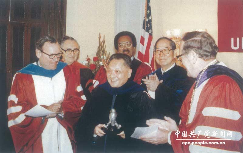 1979年，鄧小平在美國(guó)費(fèi)城接受坦普爾大學(xué)授予的名譽(yù)法律博士學(xué)位